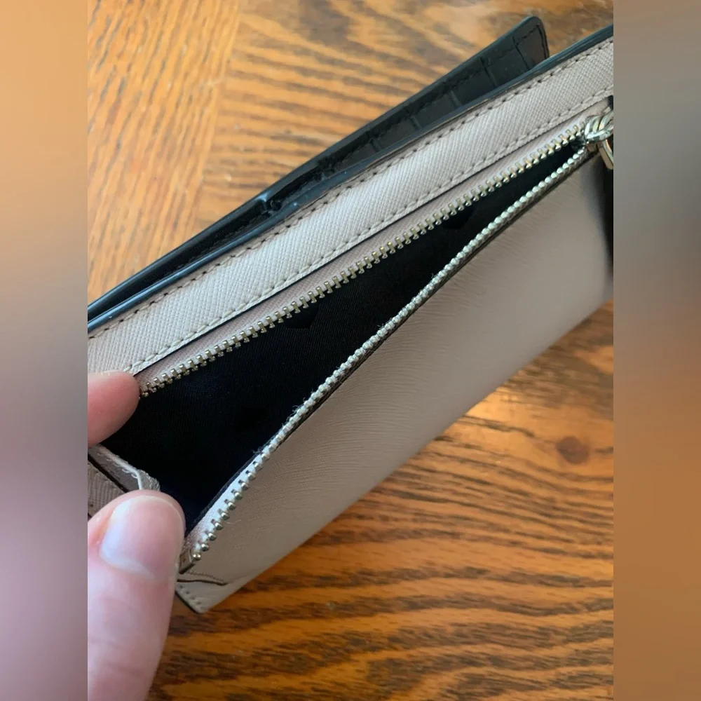 Kate Spade bifold wallet - Picture 3 of 6